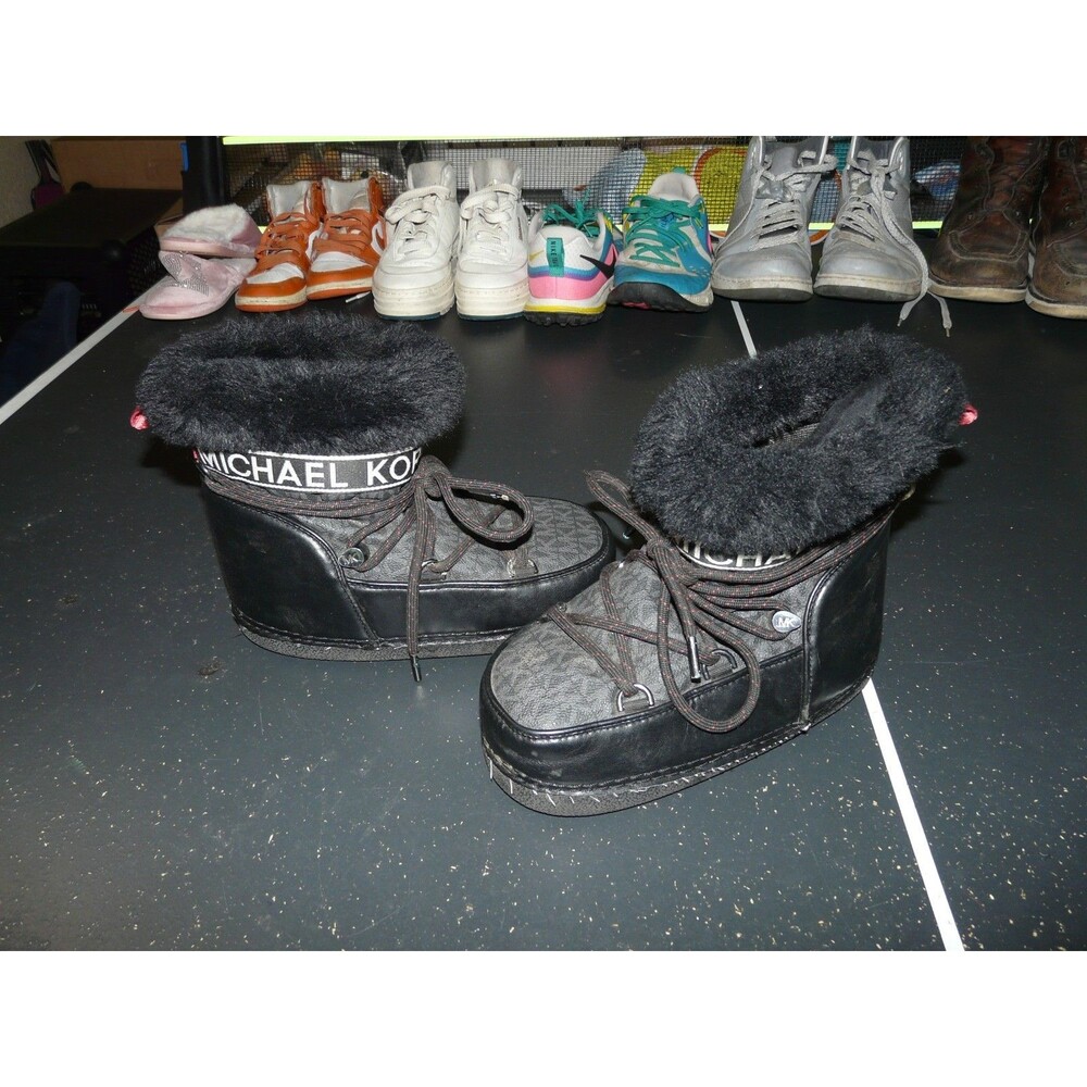 Michael Kors Zelda Monogram Logo Snow Boots w/ Faux Fur Black - Women's Size 6 - Picture 1 of 10